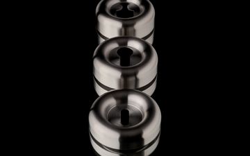 Fat escutcheon w/ key hole by d line - view 2
