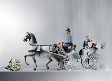BRIDAL CARRIAGE COUPLE - Porcelain decorative object by Lladró - view 3