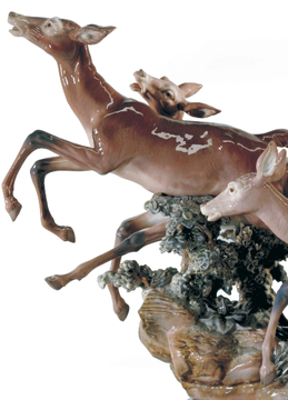 PURSUED DEER - Porcelain decorative object by Lladró - view 3
