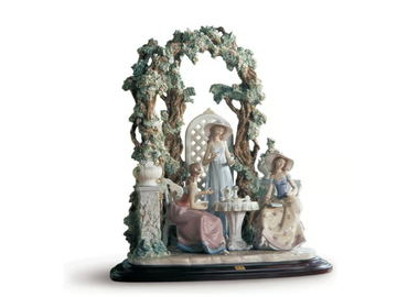 TEA IN THE GARDEN WOMEN - Porcelain decorative object by Lladró - view 2