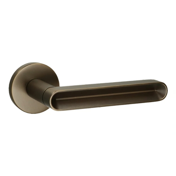 COMO - Brass door handle on rose by Quincalux - view 3