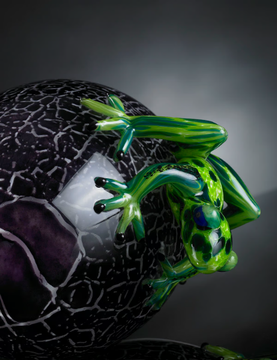 EGG IN CRACK WITH GEKO - Glass decorative object by VGnewtrend - view 3