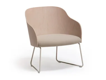 CISTELL CURVE - Sled base wooden easy chair with armrests by Vergés - view 2