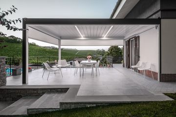 Eleganza e funzionalità tra i vigneti piemontesi con la Bioclimatica Imago | Diamo valore al vostro spazio esterno Corradi by Corradi