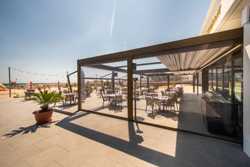 Un ambiente lounge esclusivo con Pergotenda® Maestro a  Mamaia Mare (Romania) | Diamo valore al vostro spazio esterno Corradi by Corradi