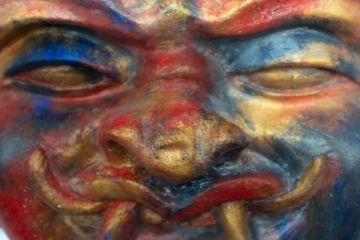 Maschera in Argilla e Pietra Lavica – Scultura Decorativa Dipinta a Mano | Arte Siciliana Unica by Cuore Lavico - view 4