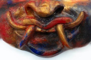 Maschera in Argilla e Pietra Lavica – Scultura Decorativa Dipinta a Mano | Arte Siciliana Unica by Cuore Lavico - view 5
