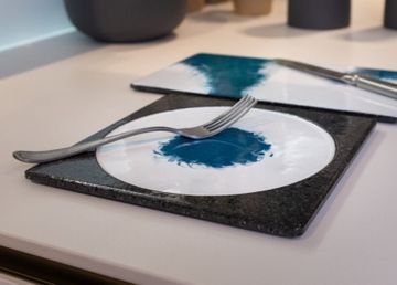 Piatto Design “Fusioni” in Pietra Lavica e Smalto (22×22 cm) by Cuore Lavico - view 3