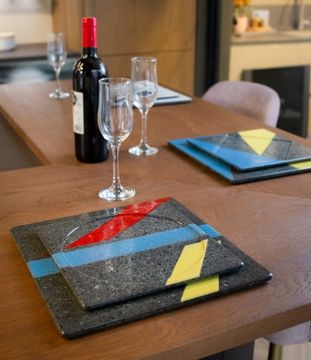 Sentieri – Sottopiatto Quadrato in Pietra Lavica Etnea (28×28 cm) by Cuore Lavico - view 2