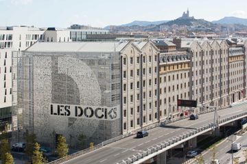 Una passeggiata a Les Docks. - Decoral Group by Decoral® GROUP