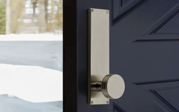 Modern Keyed 5-1/2" C-to-C Sideplate Lock by Emtek