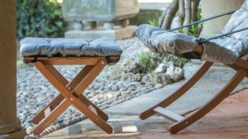 MATTY SOFT - Sgabello/poggiapiedi da esterno in legno di faggio color noce by Fiam srl