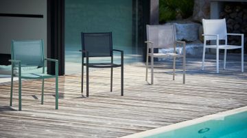 SEDIA ARIA - Sedia impilabile da esterno con braccioli by Fiam srl