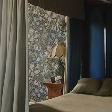 GOLDEN LILY Wallpaper - Verde by House of Hackney - view 7