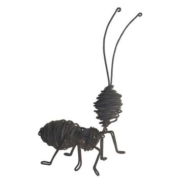 Ant giant by ICI ET LÀ
