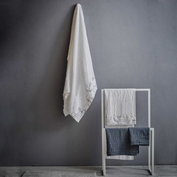 Linen bath towel with Narcissus embroidery * while stocks last by LA FABBRICA DEL LINO