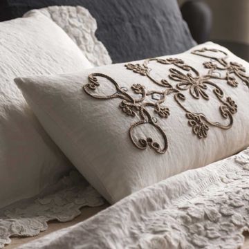 Linen pillowcase with Heraldic cornely embroidery by LA FABBRICA DEL LINO