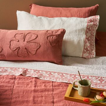 Sheet and pillowcase set with cross stitch embroidery by LA FABBRICA DEL LINO