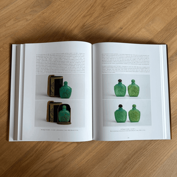 Livre "L'Art de René Lalique, flacons et boîtes à poudre" by Lalique - view 2