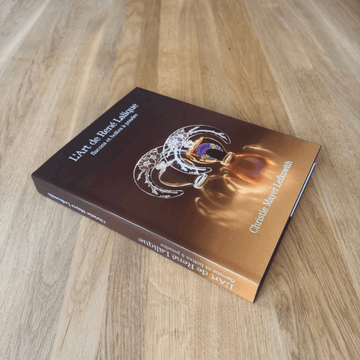 Livre "L'Art de René Lalique, flacons et boîtes à poudre" by Lalique - view 3