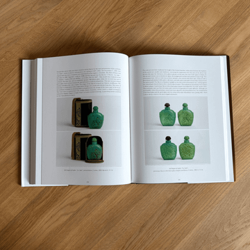 Livre "The Art of René Lalique, flacons and powder boxes" by Lalique - view 2