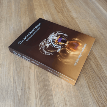 Livre "The Art of René Lalique, flacons and powder boxes" by Lalique - view 3