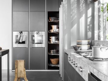 Revolving column by Molteni