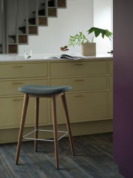 Fiber Counter Stool Wood Base - 65 cm / 25.6" by Muuto - view 3