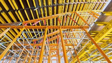 Undulating roof construction efficiently formed by PERI - view 2