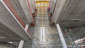 Undulating roof construction efficiently formed by PERI - view 3
