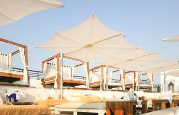 Cantilever outdoor umbrella by Umbrosa