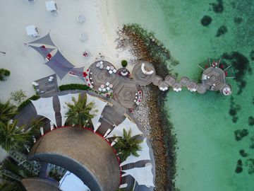 Ingenua shade sails at LUX resort on the Maldives by Umbrosa