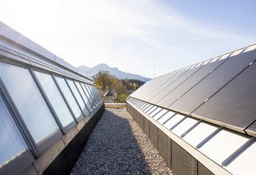 Shed roof | modular skylights and photovoltaic panels by Velux Commercial - view 3