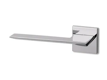 CEDRO SQ R6 - Brass door handle on rose by Ento