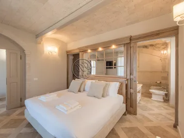 Bed 11 - Solid wood double bed by GH LAZZERINI