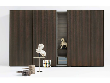 TEXT - Custom wardrobe with sliding doors by Lema