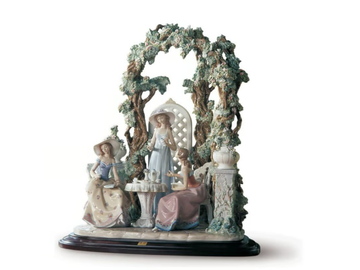 TEA IN THE GARDEN WOMEN - Porcelain decorative object by Lladró