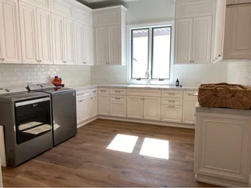 BAKERSFIELD - Sectional solid wood laundry room cabinet by Martini Interiors