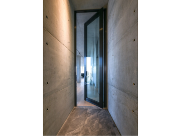 NOVA - Pivot door with glass Thermal insulation class 3 by OIKOS VENEZIA