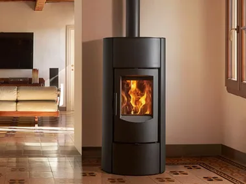 E530 T STEEL - Wood-burning wall-mounted steel stove for air heating by Piazzetta