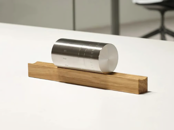 DAT01 - Stainless steel and wood calendar by Quadrodesign