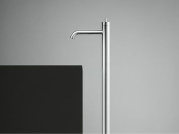Q. 18 05 - Floor standing stainless steel washbasin mixer by Quadrodesign