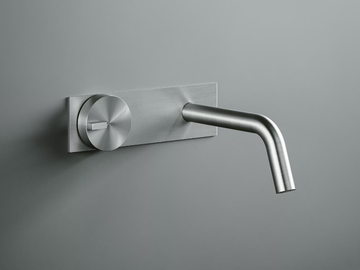 Q. 18 10R - Wall-mounted stainless steel washbasin mixer by Quadrodesign