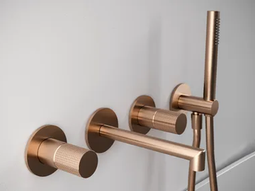 T30 - Wall-mounted brass bathtub set with hand shower by Rubinetterie Treemme