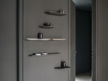 CUT - Solid wood wall shelf by Schönbuch