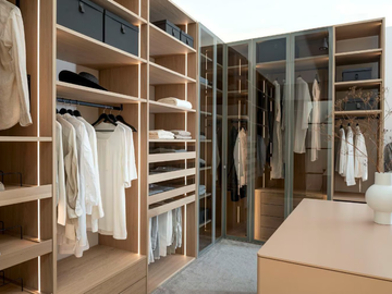 FOKUS 105 - Custom sectional walk-in wardrobe by Sudbrock Möbelhandwerk