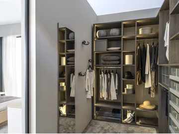 FOKUS - Sectional custom walk-in wardrobe by Sudbrock Möbelhandwerk