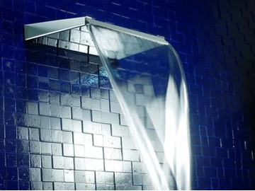ARETHUSA - Wall-mounted brass waterfall spout by Tender rain