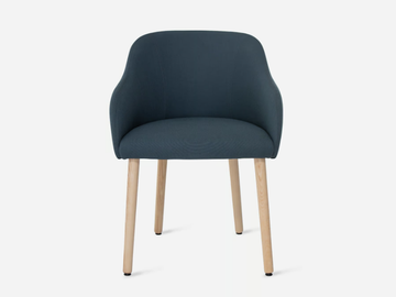 CISTELL CURVE - Upholstered chair with armrests and wooden legs by Vergés