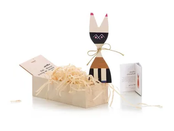 WOODEN DOLL N.9 - Wooden sculpture by Vitra